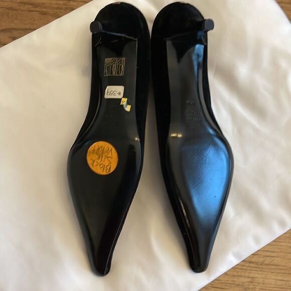 bettye muller velvet pointy toe low heeled pumps.  New without box - Picture 5 of 7